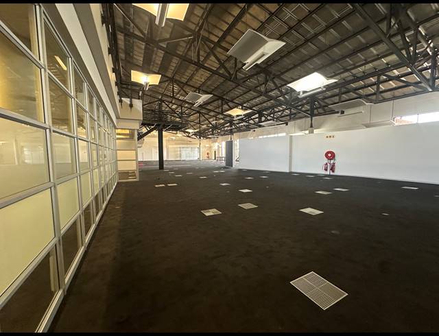 3,888M² OFFICE FOR SALE IN LONGMEADOW